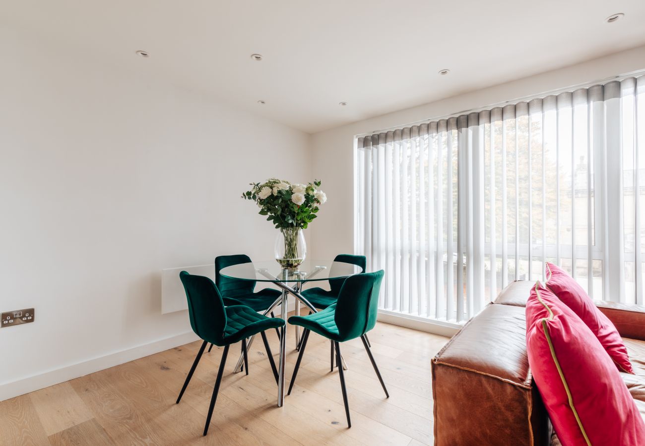 Apartment in Bath - Large Modern 2 Bed Apartment in Bath with Parking
