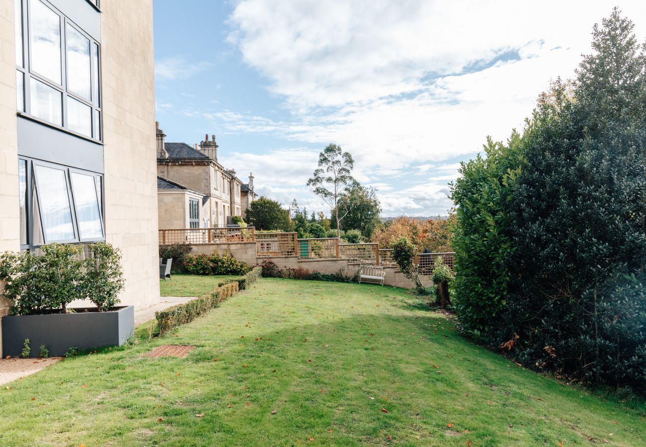 Apartment in Bath - Family Friendly 2 Bed Garden Apt with Parking