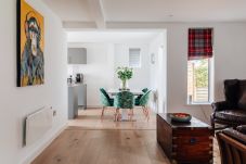 Apartment in Bath - Family Friendly 2 Bed Garden Apt with... Apartment in Bath - Family Friendly 2 Bed Garden Apt with...